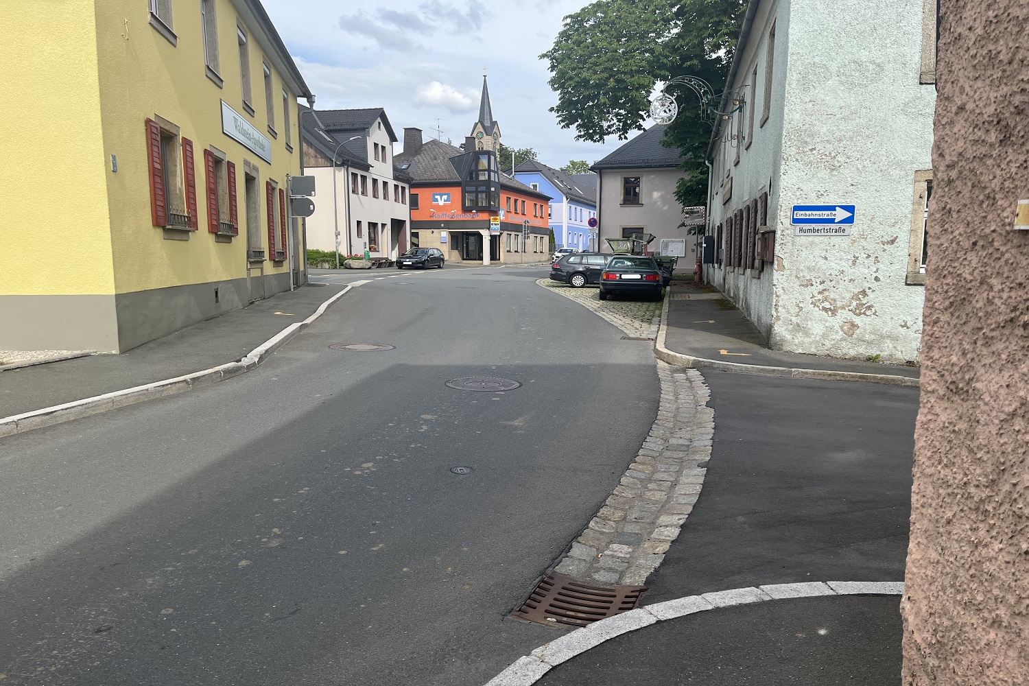 Straße mit angrenzender Bebauung im Ortskern der Gemeinde Sparneck
